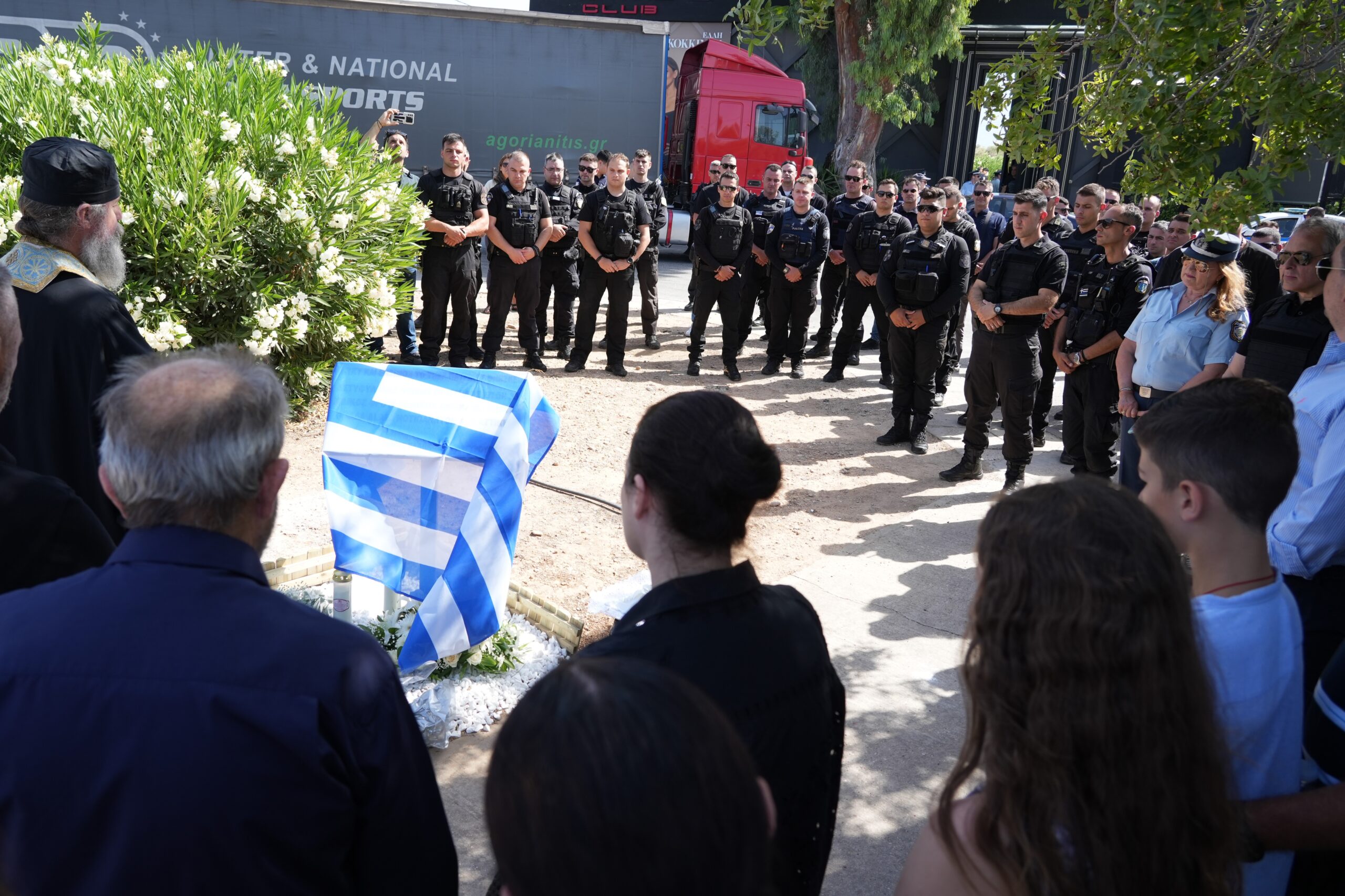 Μνημείο προς τιμήν των πεσόντων εν ώρα υπηρεσίας Αστυνομικών Ευάγγελου ΝΟΪΔΗ και Αντωνίου ΝΙΚΟΥ στο Ελληνικό