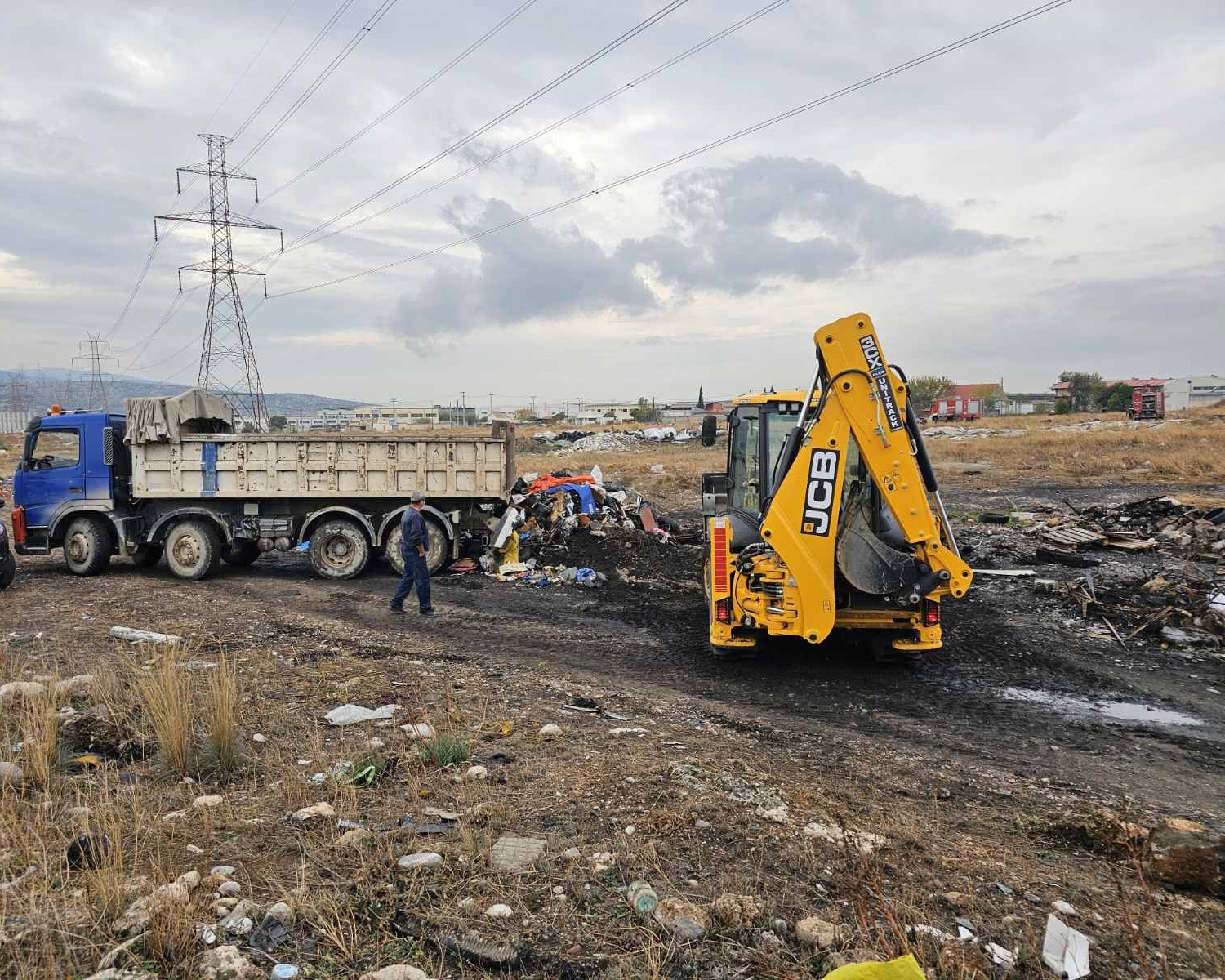 Αποκομιδή μεγάλου όγκου παλιοσίδερων από τον χώρο που εκδηλώθηκε φωτιά στη Νέα Ζωή