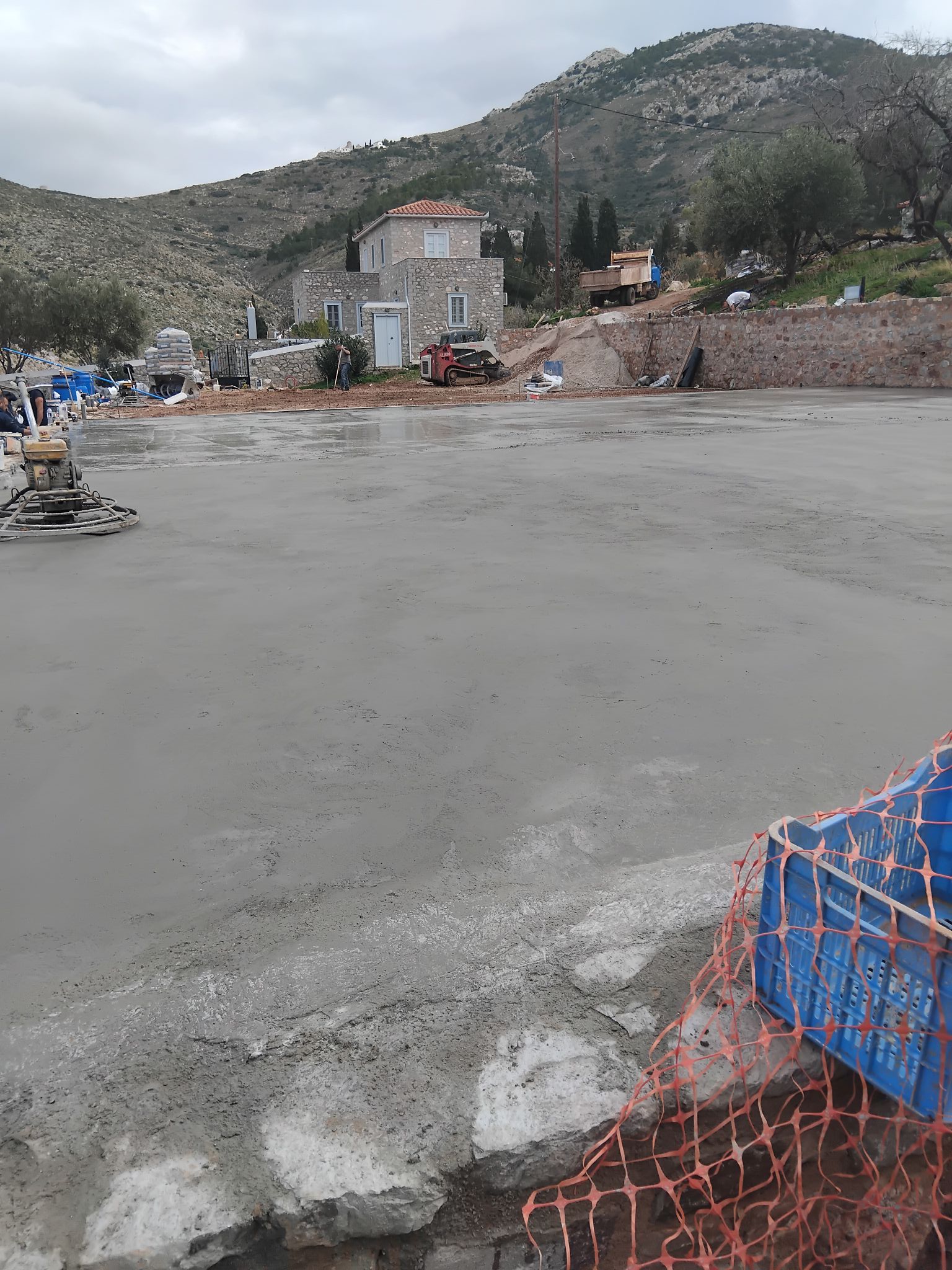 Σε εξέλιξη το έργο κατασκευής του πρώτου γηπέδου τένις της Ύδρας μας (08/01/2025)